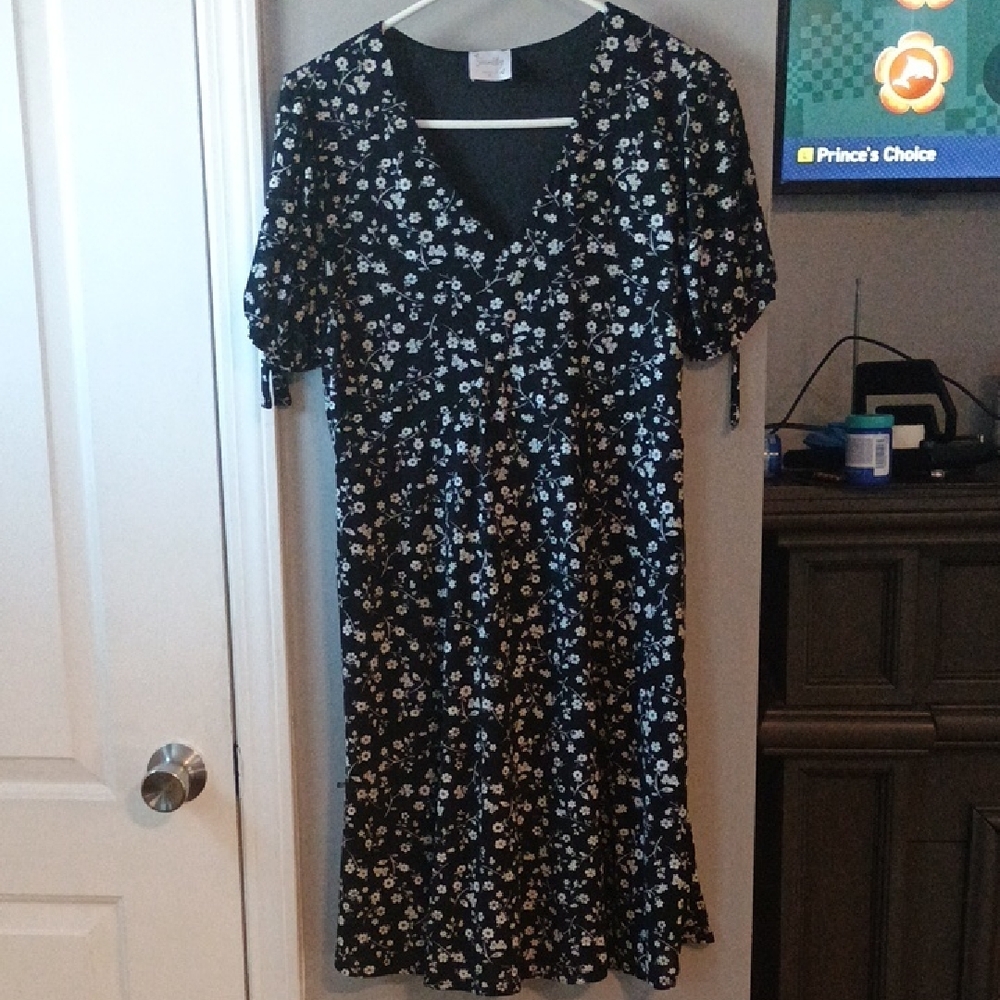Siren Lily Black and White Floral Midi Dress Size Medium